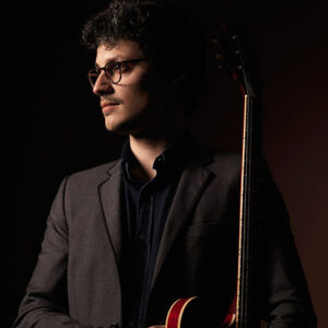 Photographie portrait de Matthieu Barjolin, professeur de guitare