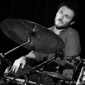 Photographie portrait de Baptiste Thiébault, professeur de batterie.