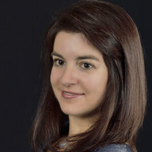 Photographie portrait de Audrey Pottier, professeur de chant et cfheffe de choeur.