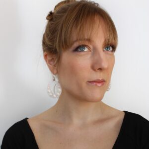 Photographie portrait de Aurélie Karbowiak, professeur de flûte à bec et de traverso