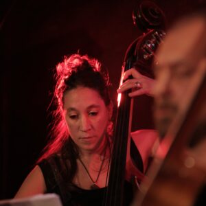 Photographie portrait de Juliette Herbet, professeur de contrebasse et de saxophone