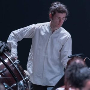 Photographie portrait de Elouen Hermand, professeur de percussions