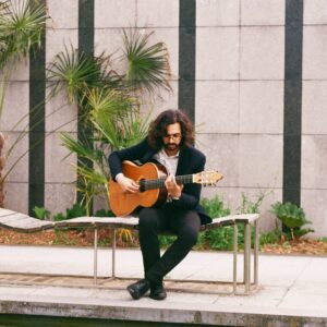 Photographie portrait de Dimby Maxime, professeur de guitare