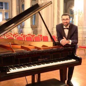 Photographie portrait de Güray Basol, professeur de piano