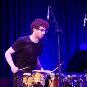 Photographie portrait de Carlos Puga Garcia, professeur de percussions