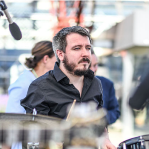 Photographie portrait de Alexandre Prouillet, professeur de batterie