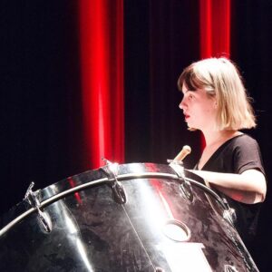 Photographie portrait de Louise Fache, professeur de percussions