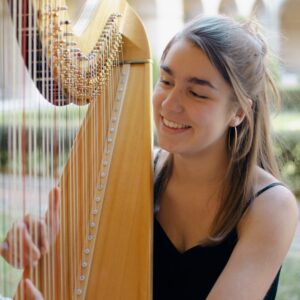 Photographie portrait de Maëlle Touplin, professeur de harpe