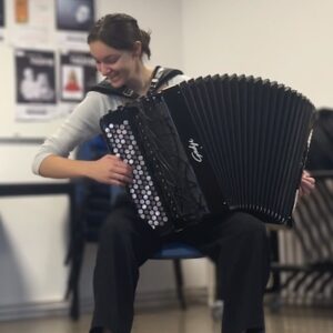 Photographie portrait de Aurélie David, professeur d'accordéon.