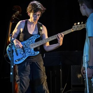 Photographie portrait de Olivia Scemama, professeur de contrebasse et de basse électrique