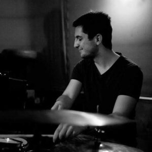 Photographie portrait de Kévin Lucchetti, professeur de batterie