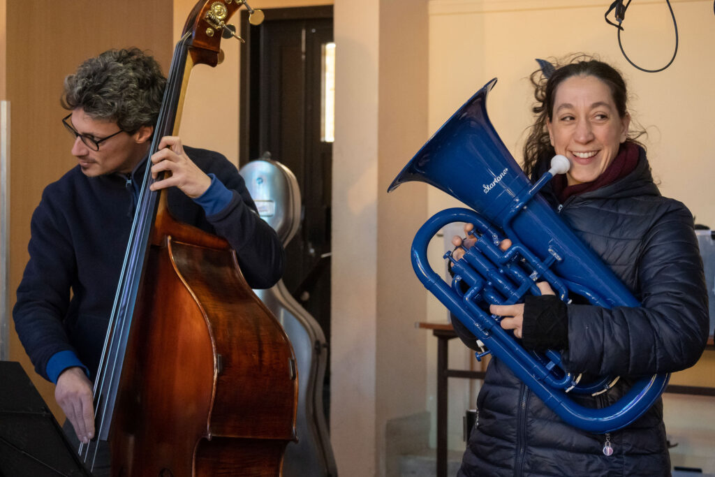 Deux professeurs Accordissimo : contrebasse et tuba.